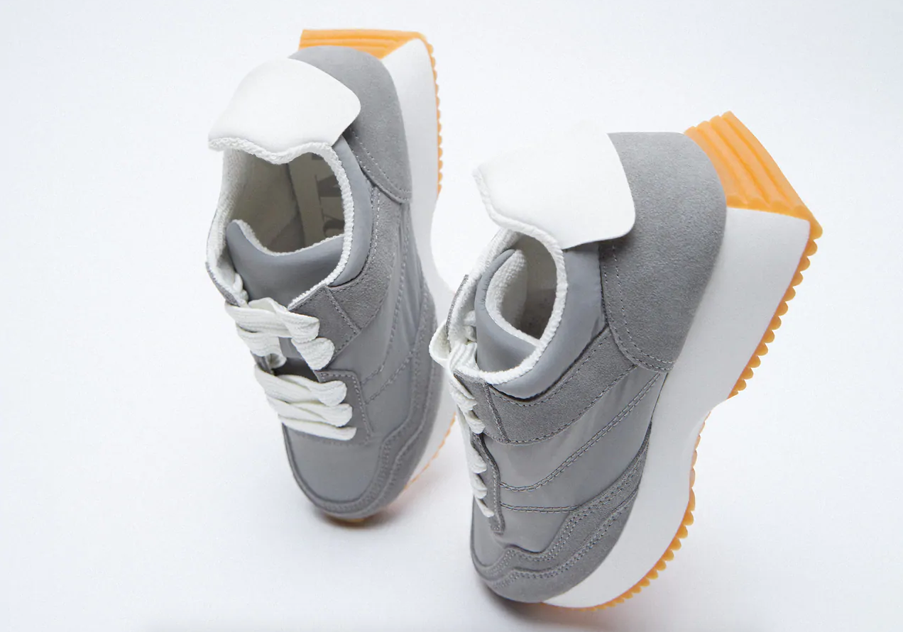 Perfectas para los looks más sporty, pero también para ir a la oficina, estas sneakers grises tienen una suela de lo más original y cuestan 19.99 euros en los Special Prices de Zara.