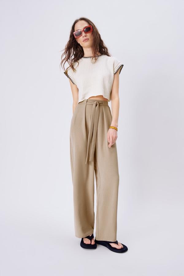 Pantalón tipo culotte recto con cinturón a juego, de Zara (19,95 €).