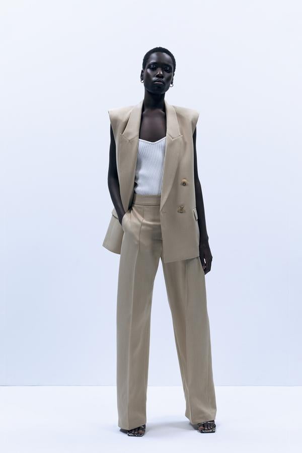 Pantalón recto con pinzas de talle alto, de Sfera (29,99 €).