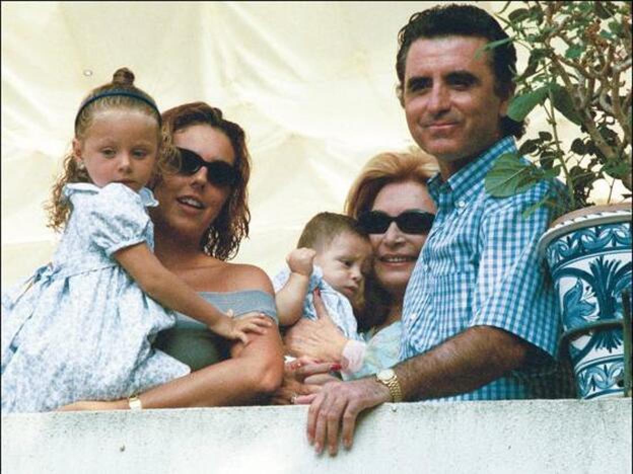 Si quieres ver la trágica vida de Rocío Carrasco en imágenes, desde la muerte de su madre, a la pérdida de sus hijos, las mentiras y el sufrimiento en silencio que han dejado sin palabras a media España, pincha aquí