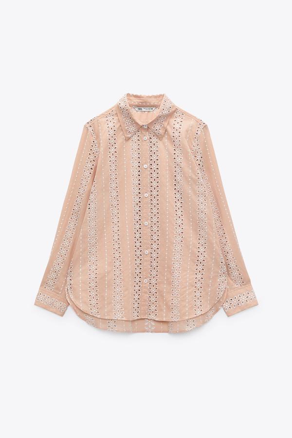 Camisa de manga larga en color rosa calada de Zara (29,99 euros)