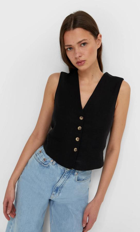 Chaleco con botones en color negro de Zara (29,99 euros)