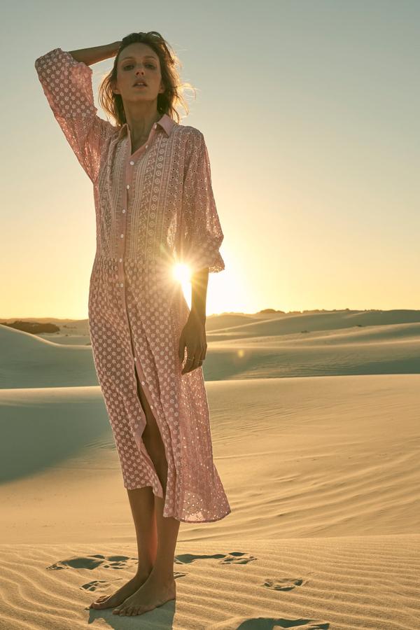 Vestido midi camisero con calados de Zara (49,99 euros)