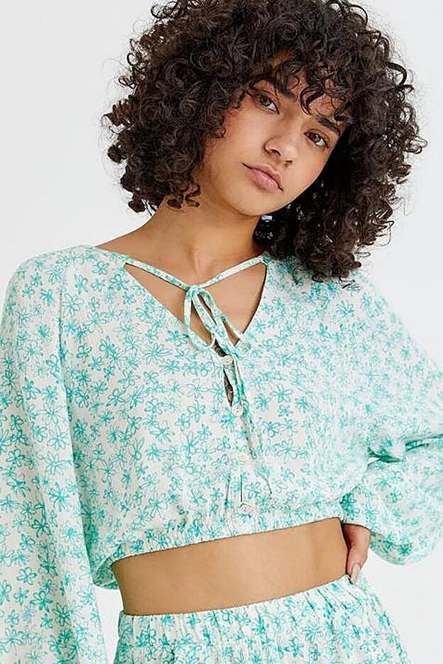 Con tejido fluido y manga larga abullonada, esta blusa será tu mejor aliada para muchos de tus estilismos veraniegos.