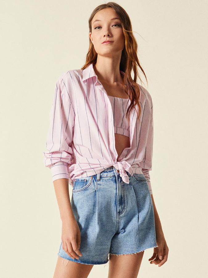 Camisa ligera con estampado de rayas y nudo delantero, de Lefties (9,99 €).