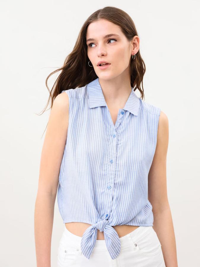 Camisa ligera con estampado de rayas y nudo delantero, de Lefties (9,99 €).