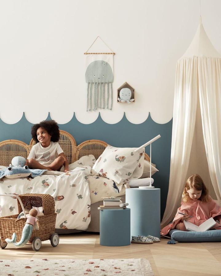 La habitación de los más pequeños también se viste de primavera con piezas como este juego de cama (22.99 euros) o este delicado dosel (79.99 euros).