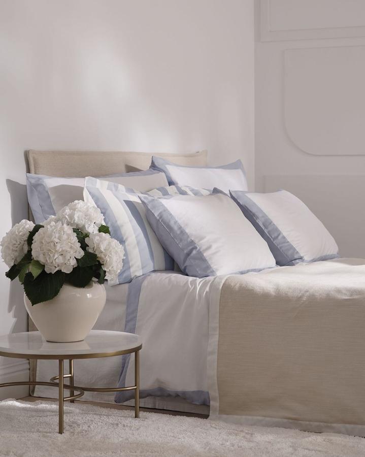 Tu dormitorio respira primavera a través de los textiles, y estos de H&M Home son perfectos. El juego de cama completo, con nórdico, cuesta 89.99 euros, la colcha 59.99 euros y los cojines, 12.99 euros.