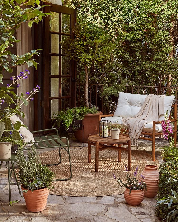 Los planes al aire libre se multiplican y toca poner a punto nuestra terraza o jardín. H&M Home nos lo pone fácil con muebles como esta silla de metal (119 euros), esta alfombra de yute (129 euros) o esta mesa de madera (99 euros).