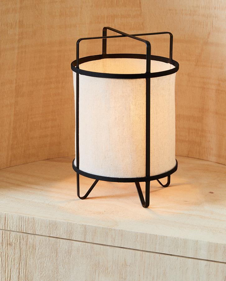 Con diseño tubular y pantalla de lino, esta lámpara con 30 centímetros de altura, 20 de ancho y 20 de fondo tiene un precio rebajado de 31,99 euros (antes 39,99 euros).