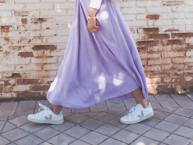 Fotos: 15 zapatillas blancas muy cómodas (y estilosas) que quedan de lujo con vestidos en primavera y verano