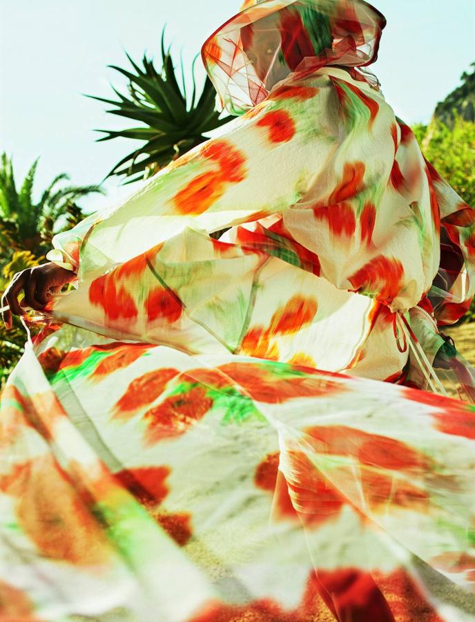 Cortavientos con capucha y sombrero con velo, todo de Kenzo.