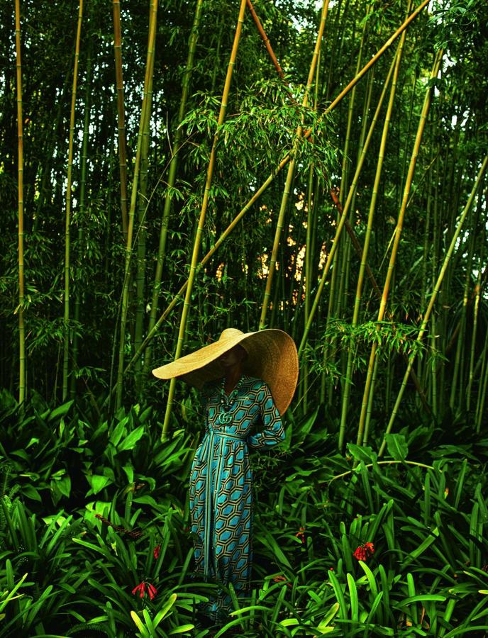 Vestido y collar de turquesas, ambos de Gucci; y pamela de rafia, de Zahati.