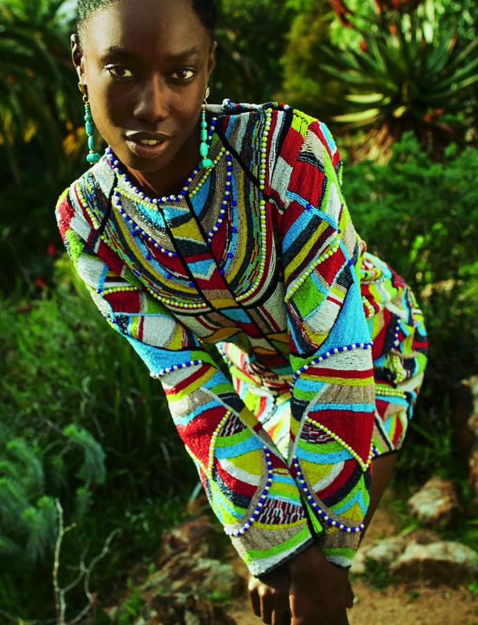 Vestido con cuentas bordadas de Teté By Odette y pendientes de Pedra by Pedrazuela.