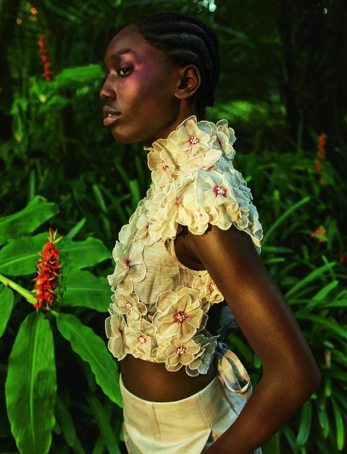 Cuerpo de lino con flores bordadas y pantalón, ambos de Zimmermann.