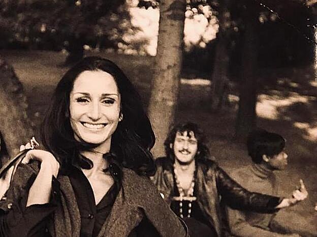Naty Abascal compartió esta fotografía en su Instagram de los años 70 en la que aparece muy sonriente tras una sesión de fotos en Central Park