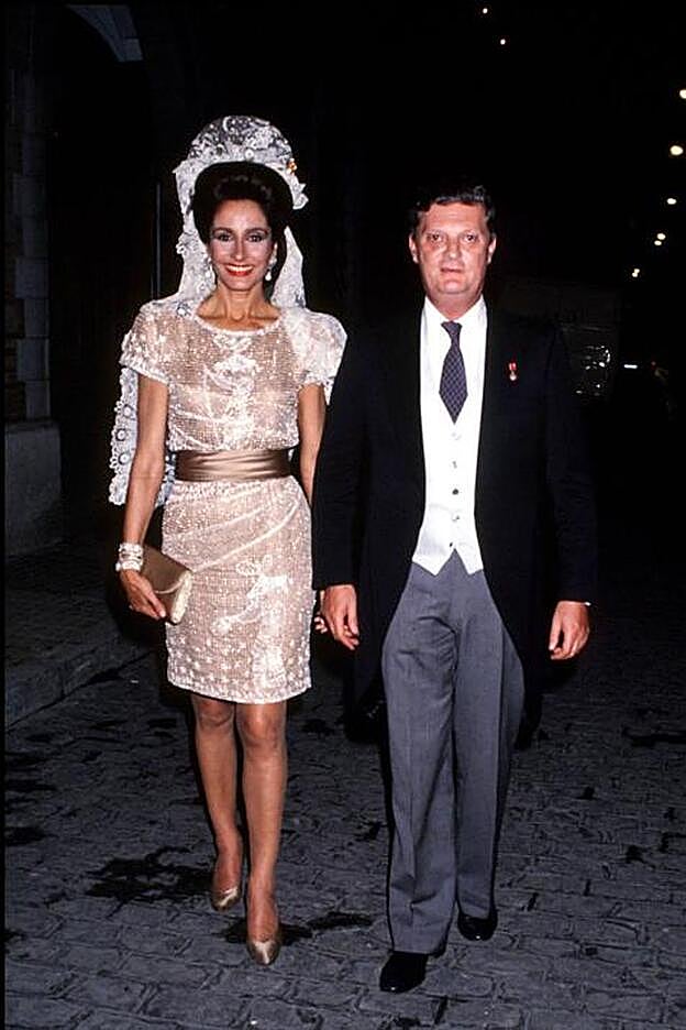 Rafael Medina y Fernández de Córdoba, Duque de Feria, con su ya mujer Naty Abascal en la boda de Carlos Martínez de Irujo y Matilde Solís
