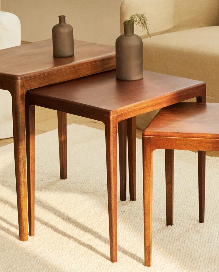 Este set de tres mesas de madera de mango tiene un precio de 159,20 euros (antes 199 euros). Cada mesa tiene unas medidas diferentes y se guardan una bajo la otra.