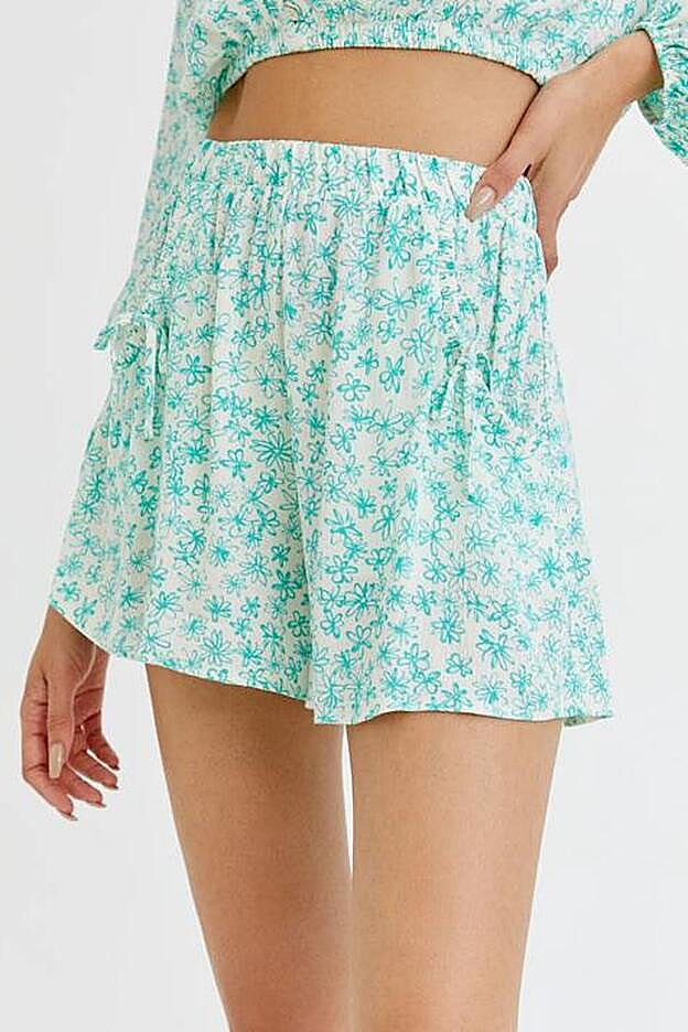 Cómodo y favorecedor, este short en tejido fluido es perfecto para los veraniegos días que nos esperan y podrás combinarlo con todo.