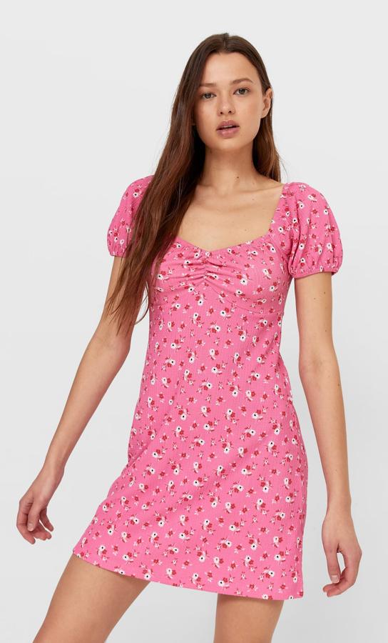 Este vestido corto con escote de pico y manga corta abullonada está disponible en varios estampados. Con cintura ajustada, tiene un precio de 15,99 euros.