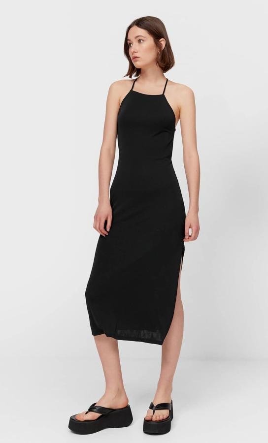 En color negro y con espalda descubierta, este vestido midi de cuello halter y detalle de cordón del mismo color tiene un precio de 19,99 euros.