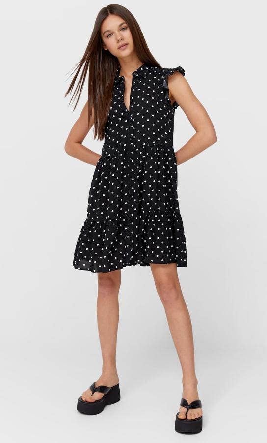 Con manga sisa con volante y cierre delantero con botones, este vestido camisero con volante en el bajo tiene un precio de 15,99 euros.