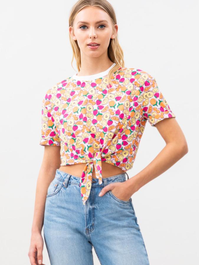 Disponible con varios estampados, esta camiseta corta con nudo delantero y manga corta está confeccionada en 100% algodón y tiene un precio de 4,99 euros.