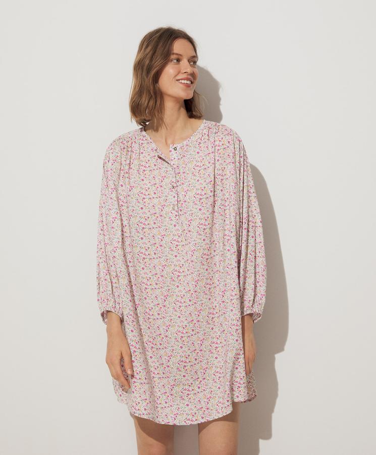 Con estampado floral multicolor, este camisón de manga larga acabada en puño cuenta con escote redondo y cierre mediante botones. Tiene un precio de 25,99 euros.