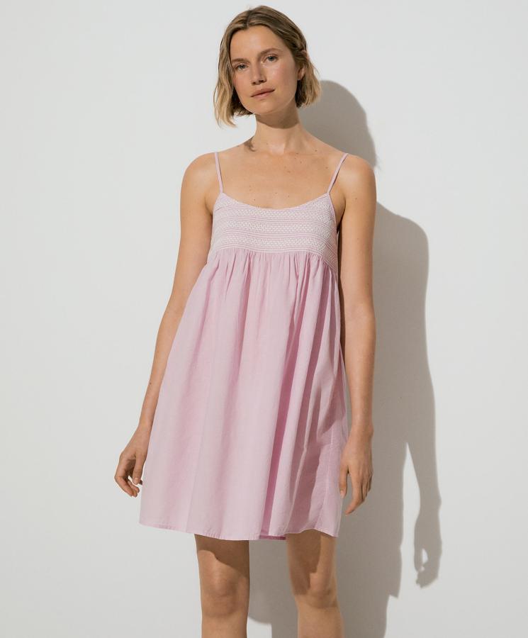 En color malva, este vestido de tirantes con escote recto y detalle en punto smock en la parte delantera tiene un precio de 22,99 euros.