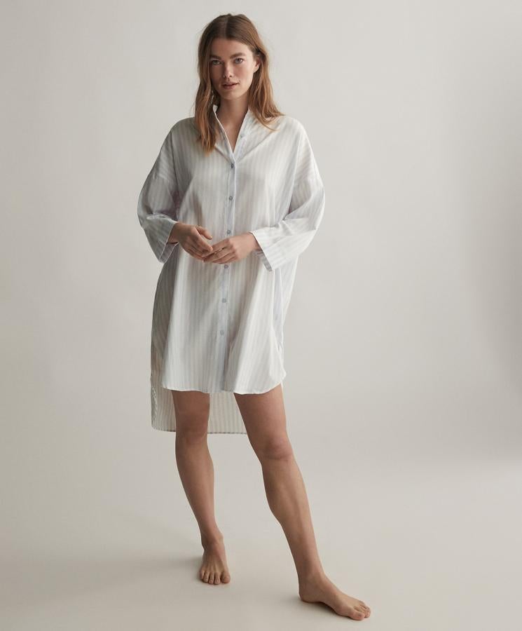 Este camisón de manga larga con cierre mediante botones frontales cuenta con un estampado de ratas azules y bajo desigual. Confeccionado en 100% algodón, tiene un precio de 22,99 euros.