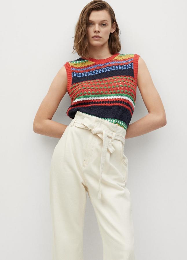 Confeccionado en 100% algodón de varios colores, este chaleco de punto calado con cuello cerrado y terminaciones de canalé en contraste tiene un precio de 25,99 euros.