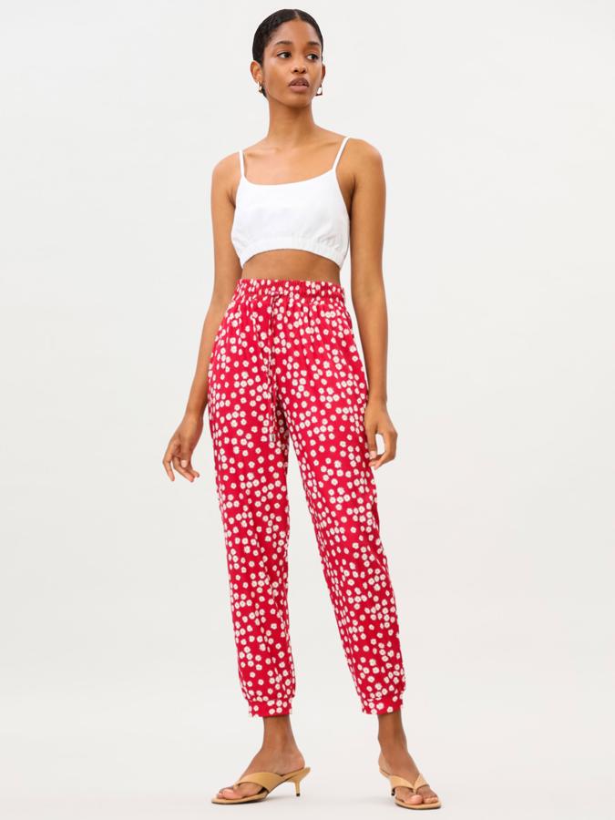 Con estampados en azul marino, rojo o mostaza, este pantalón fluido con cintura elástica y puño en el bajo tiene un precio de 6,99 euros.