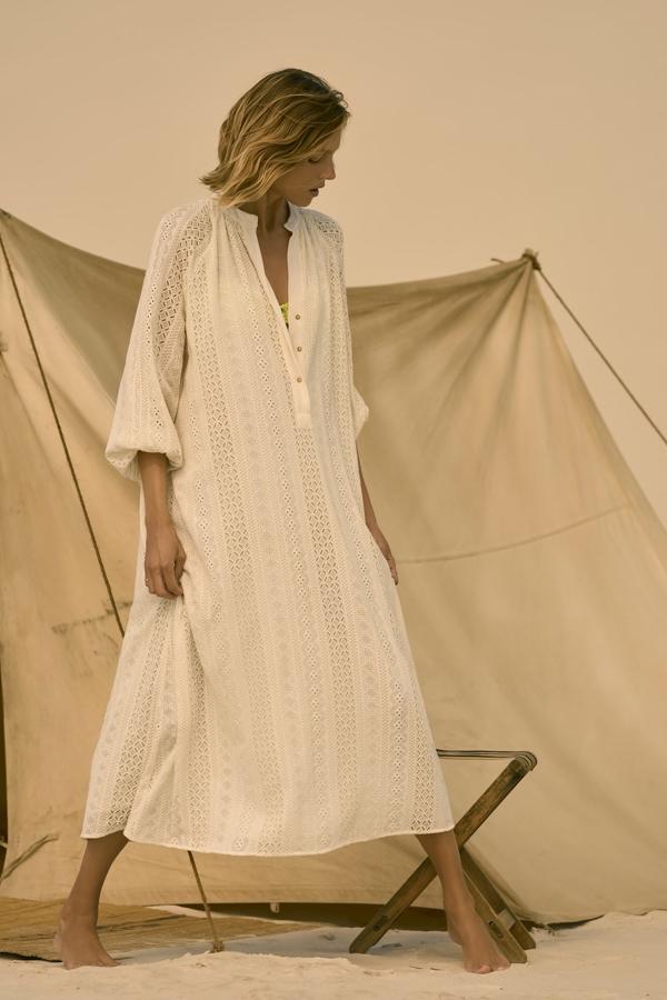 Caftán midi con manga larga, de Zara (59,95 €).