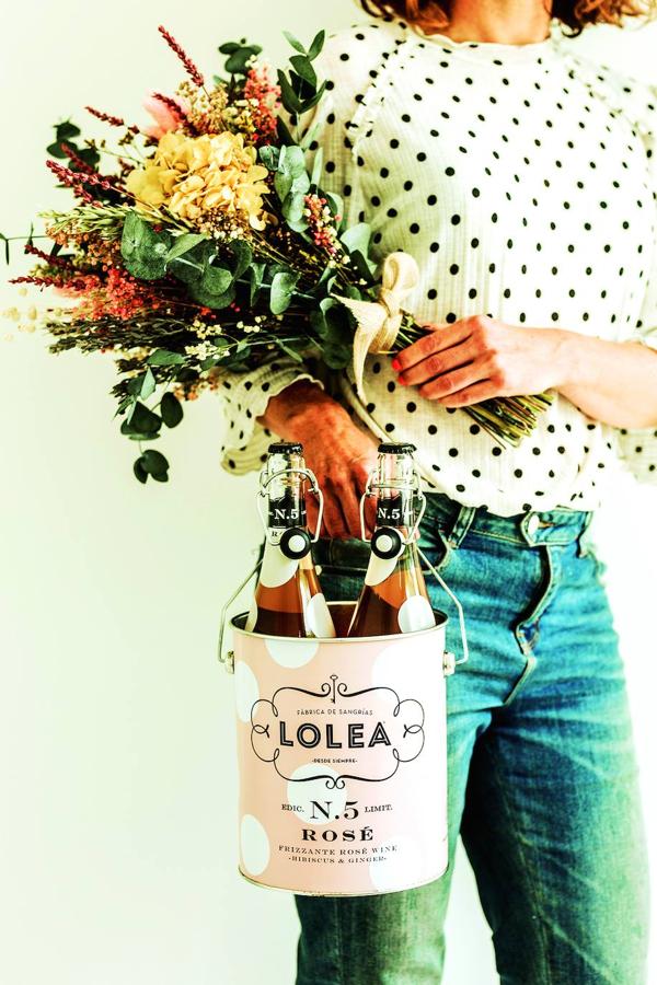 Pack con ramo, cubitera y dos botellas de Lolea Rosé (115 €, en floresenelcolumpio.com).