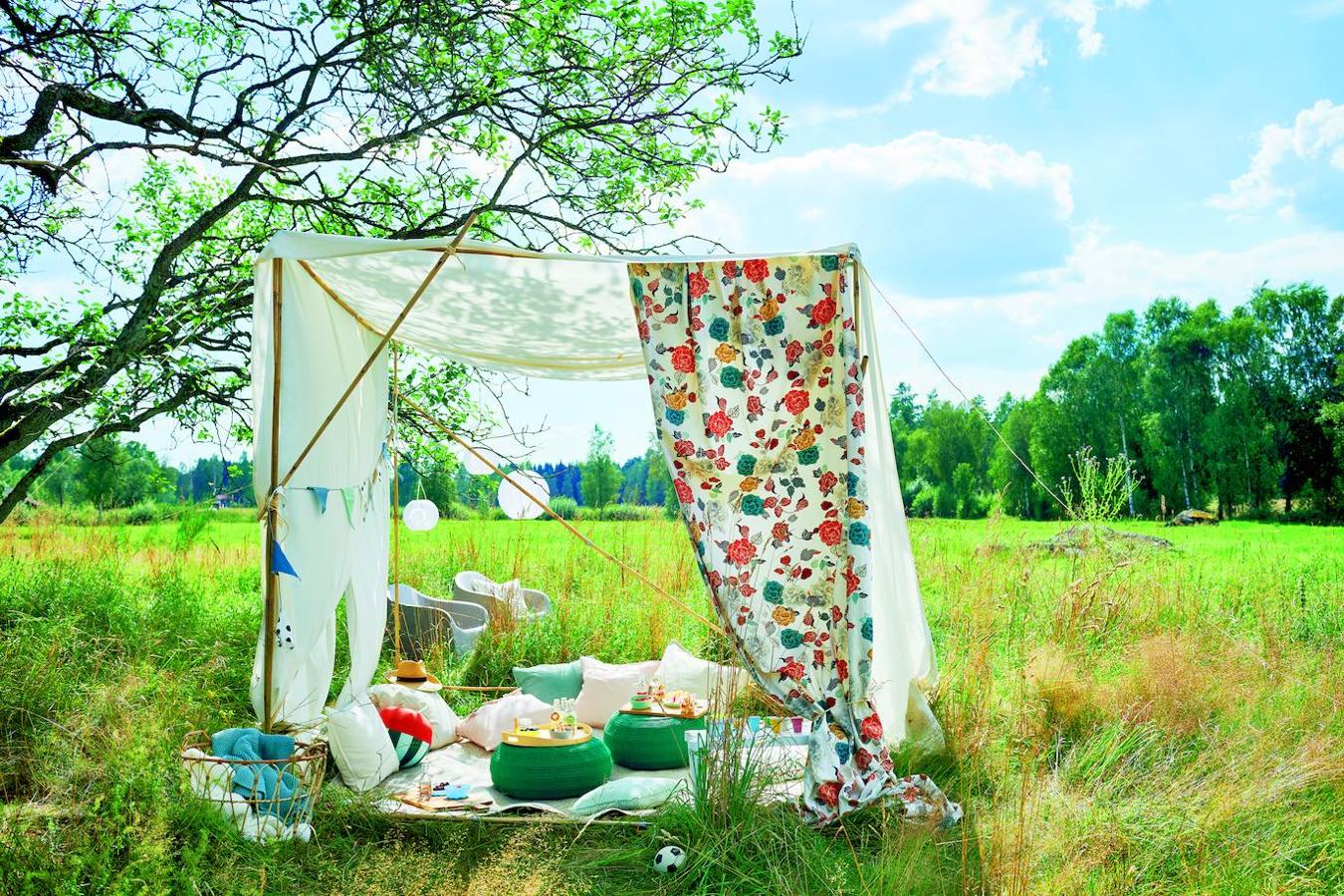 Tipi hecho a mano, con tela de flores Trollmal (5 €/ metro), y pufs verdes Otterön / Innerskär (50 €), todo de Ikea.