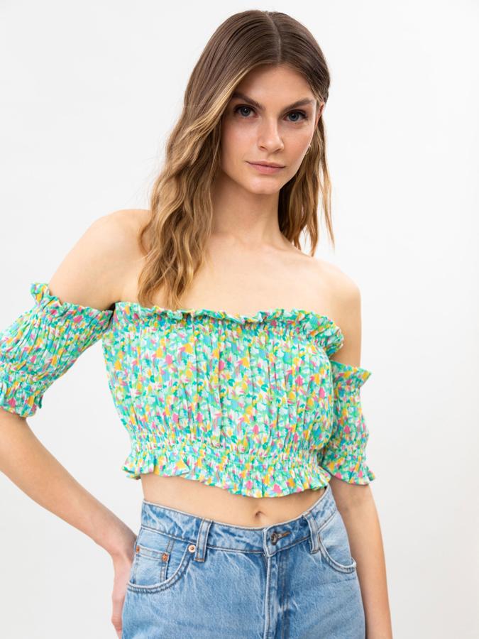 Este top corto con elásticos y hombros descubiertos está disponible en dos colores y tiene un precio de 9,99 euros