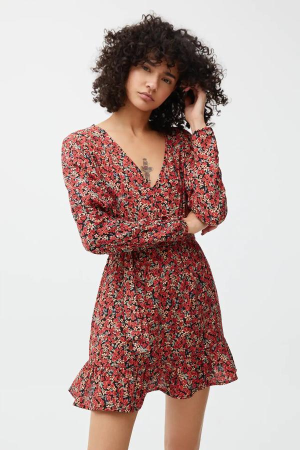 Con estampado floral en color rojo, este vestido mini de manga larga con escote de pico y cinturón del mismo tejido tiene un precio de 22,99 euros.