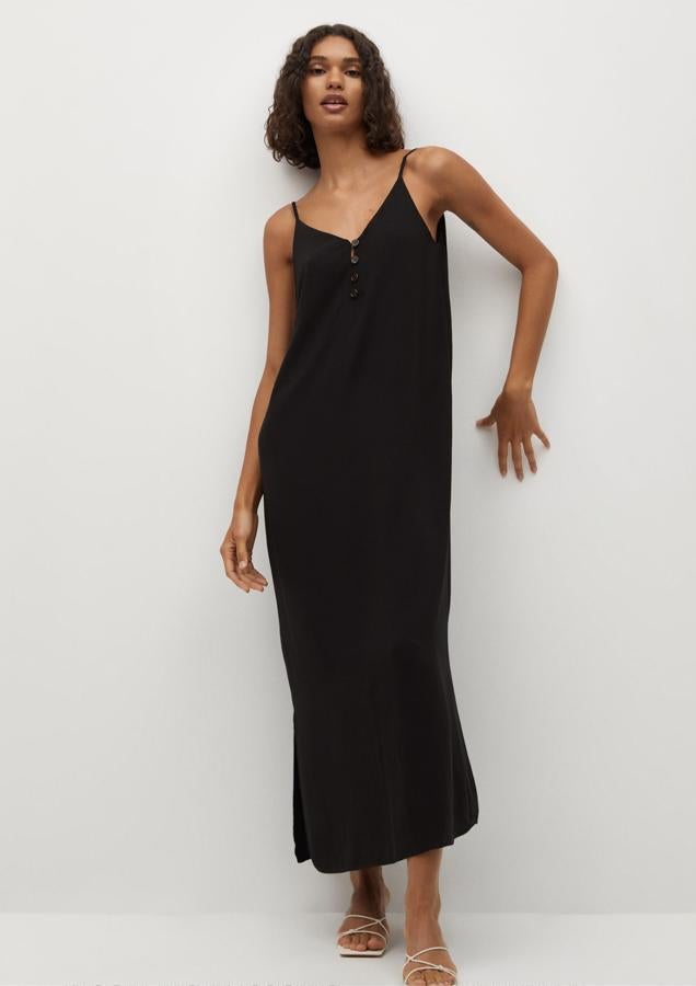 De tirantes y en color negro, este vestido midi con escote de pico y cierre de botones tiene un precio de 29,99 euros.