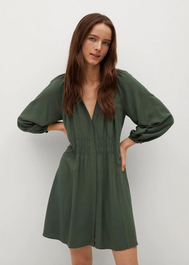 En color caqui, con diseño corto y recto, este vestido confeccionado en tejido fluido con mangas largas abullonadas y cintura fruncida ha pasado de 29,99 euros a 19,99 euros y está disponible entre las tallas XS y XL.