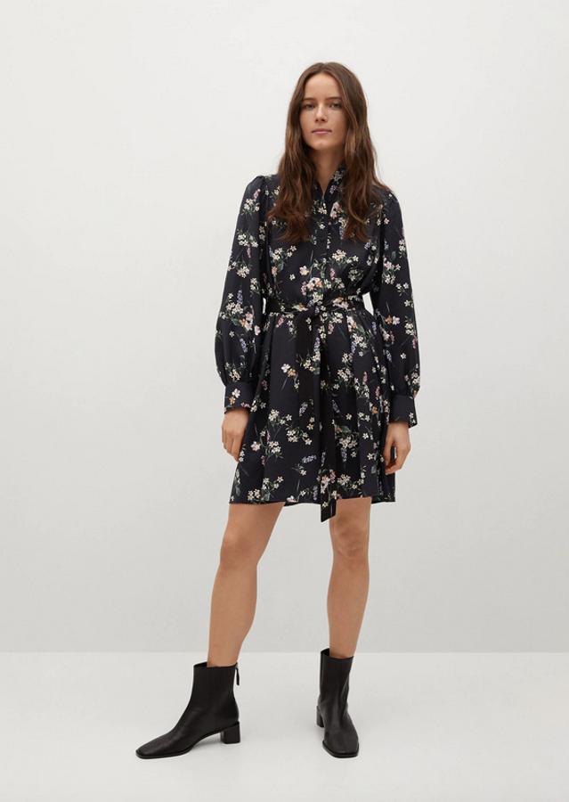 Con estampado de flores blancas y rosas sobre fondo blanco, este vestido confeccionado en tejido fluido con diseño corto y recto viene con cuello redondo, mangas largas abullonadas acabadas en puños abotonados y cinturón desmontable a tono. Con cierre frontal de botones, de 29,99 euros ha pasado a costar 19,99 euros y está disponible entre las tallas XS y L.