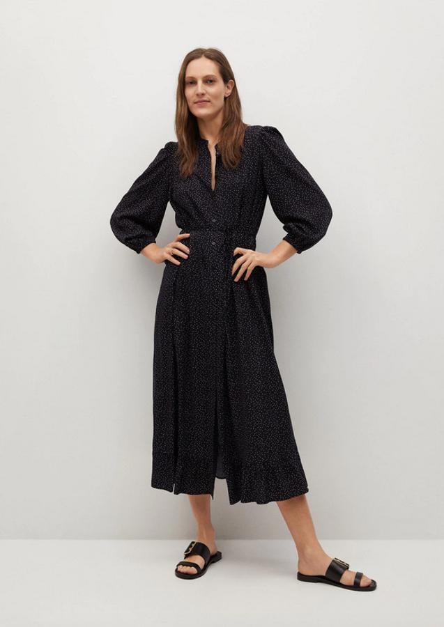 De diseño midi acampanado, este vestido negro con estampado mini de lunares en rosa viene con cuello redondo, mangas largas acabadas en puños elásticos y cordón ajustable a tono en la cintura. Con cierre de botones frontal a tono, de 29,99 euros ha pasado a costar 19,99 euros y podemos encontrarlo entre las tallas XS y XL.