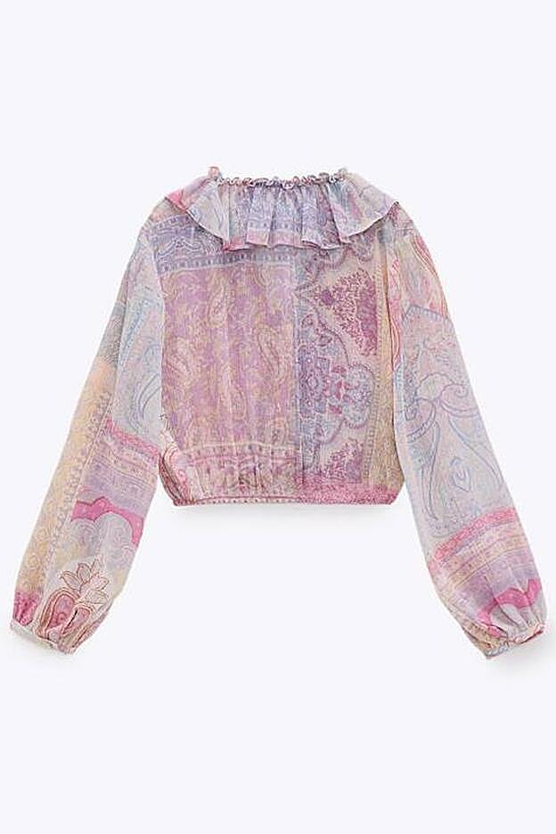 Celebra que el sol ha vuelto a salir con esta blusa estampada