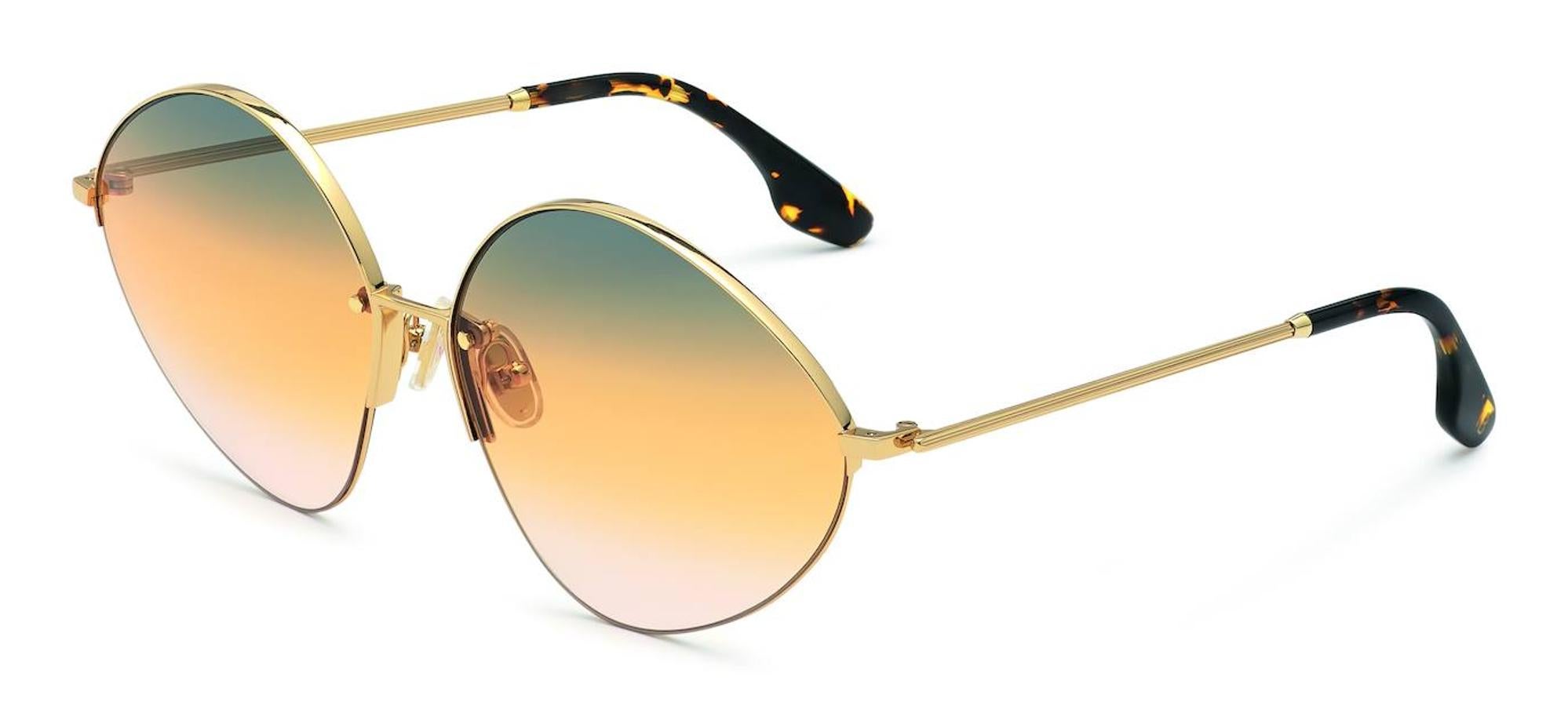 Gafas de sol de montura dorada y efecto tornasolado, de Victoria Beckham (345 €).