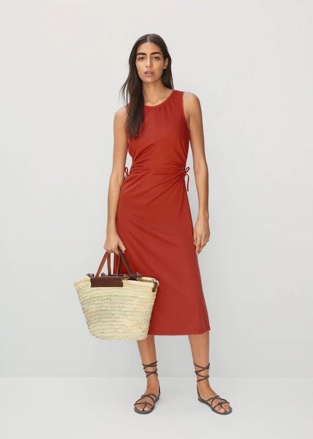 Este vestido midi en color caldero con detalle de lazo fruncido en los laterales que afinan la cintura cuesta 25.99 euros en Mango