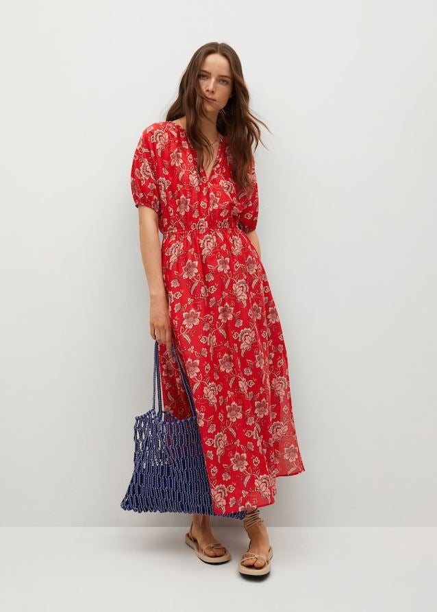 Este vestido de estampado étnico sobre un favorecedor color rojo cuesta 29.99 euros en Mango.