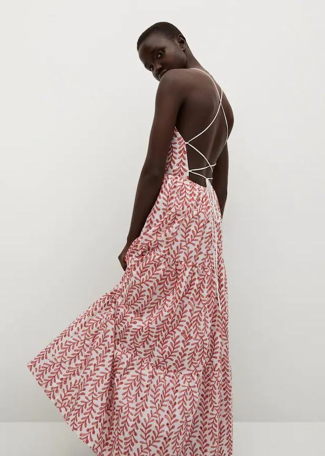 La espalda de este maxi vestido estampado (59.99 euros en Mango) es espectacular.