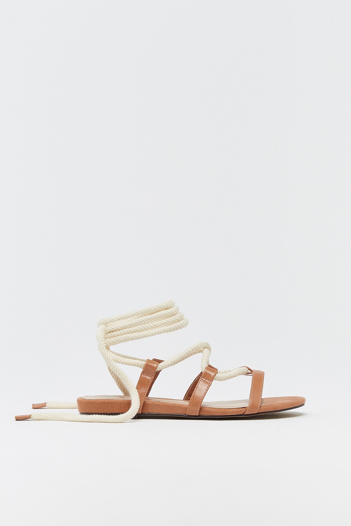 Sandalias combinadas de tiras y cierre de cuerda tipo marinera. (19,99 euros).