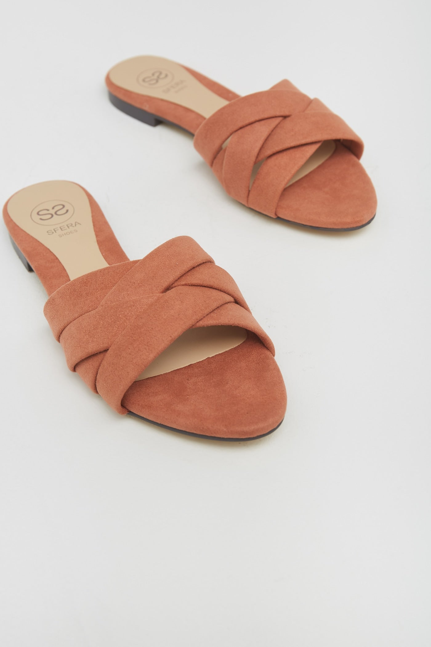 Sandalias cruzadas tipo mule en color salmón. (17,99 euros).