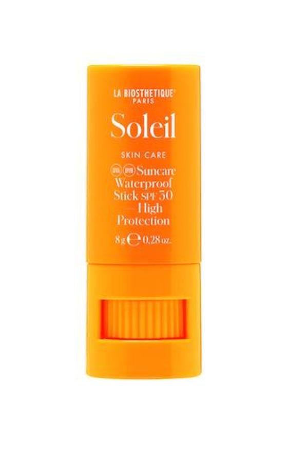 Si necesitas un protector solar para llevar a cualquier parte Suncare Waterproof Stick SPF 30 de La Biothestique ofrece una protección inmediata contra la radiación UV en zonas sensibles como los labios, la nariz y la frente. El aceite de jojoba, la cera de abeja y la vitamina E cuidan la piel y evitan la deshidratación. (18,50 euros)