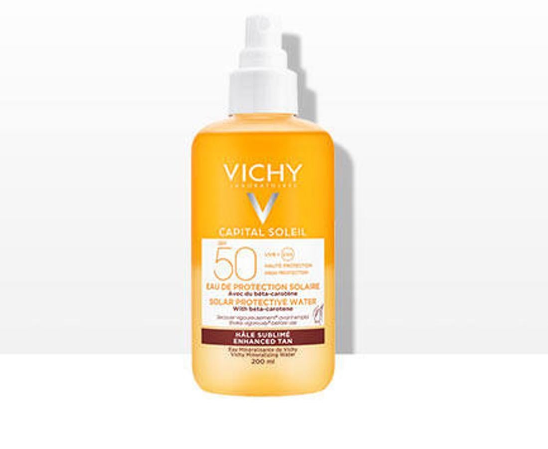 Con una textura acuosa, ultraligera y fresca, el Agua Solar Protectora – Luminosidad SPF 50 de Vichy proporciona luz a tu piel. La fórmula de esta innovación está enriquecida con betacarotenos que promueven un tono uniforme y realzan el bronceado de manera natural. Tendrás una sensación de piel fresca y limpia. (14,46 euros)